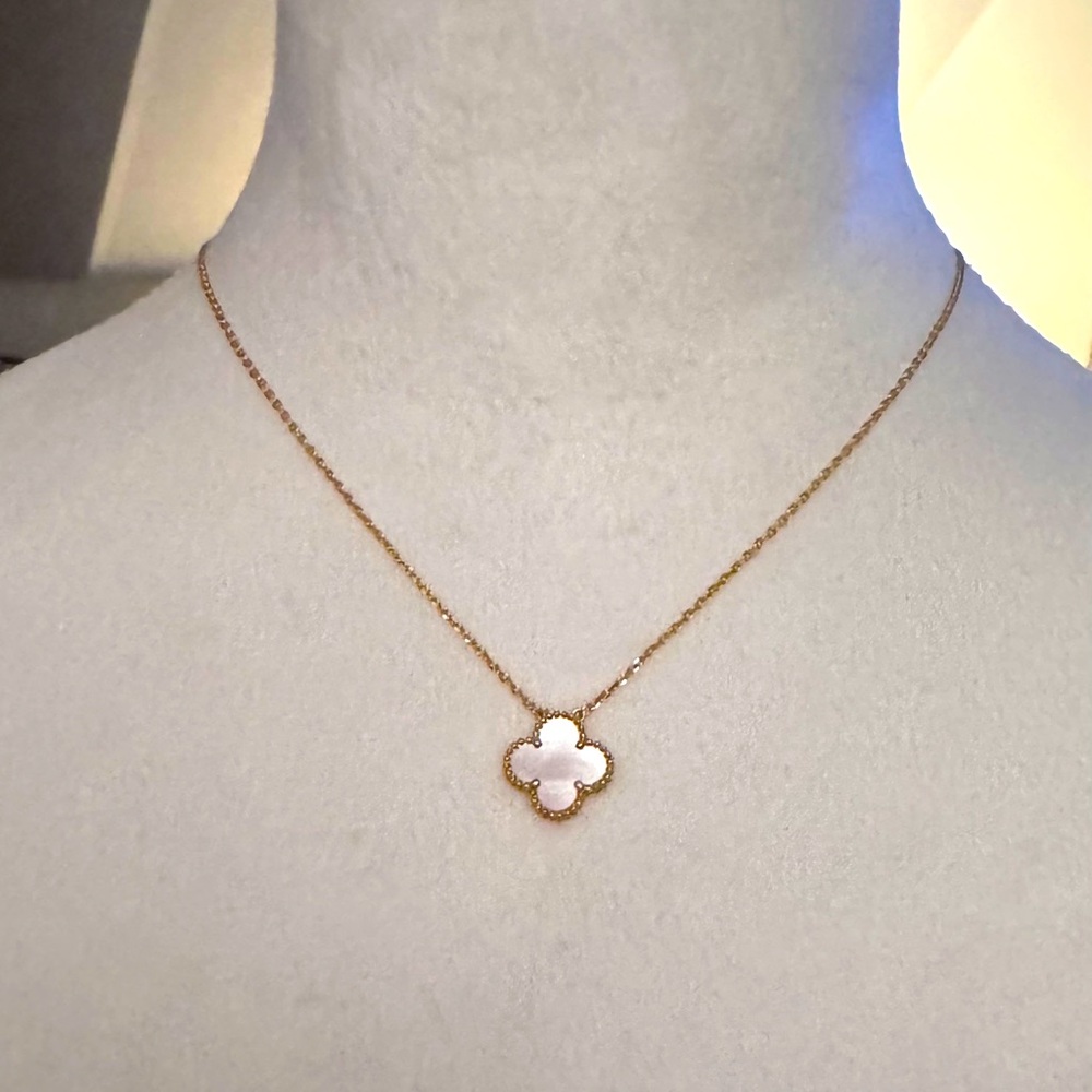 Beautiful Clover Pendant Necklace 🍀